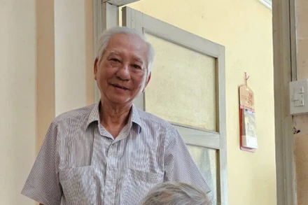 Hai cán bộ của Ban Binh vận đặc khu Sài Gòn- Gia Định: Ông Lê Quang Đức (người ngồi) và ông Cao Đức Trường (người đứng).