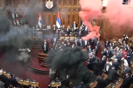 [Video] Ném pháo sáng và lựu đạn khói trong phiên họp quốc hội Serbia