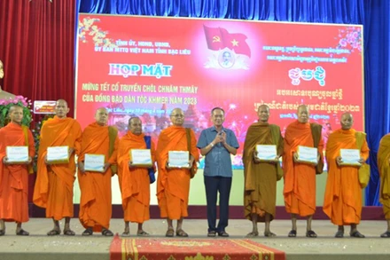 Bí thư Tỉnh ủy Bạc Liêu Lữ Văn Hùng tặng quà các vị chức sắc đồng bào Khmer có nhiều đóng góp xây dựng quê hương.