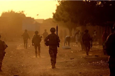 Binh sĩ Pháp tham gia chiến dịch Barkhane tuần tra trên đường phố tại Gao (Mali), ngày 4/12/2021. (Ảnh: AFP/TTXVN)