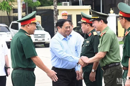 Thủ tướng Phạm Minh Chính với các đồng chí trong Ban Quản lý Lăng Chủ tịch Hồ Chí Minh.