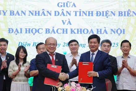 Đồng chí Lê Thành Đô, Chủ tịch Ủy ban nhân dân tỉnh Điện Biên và Phó Giáo sư, Tiến sĩ Huỳnh Quyết Thắng, Giám đốc Đại học Bách Khoa Hà Nội trao biên bản ký kết thỏa thuận hợp tác.