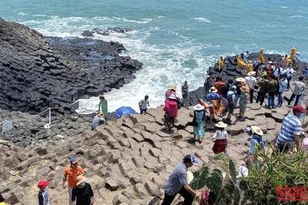 Khách tham quan tại Di tích quốc gia đặc biệt Gành Đá Đĩa Phú Yên.