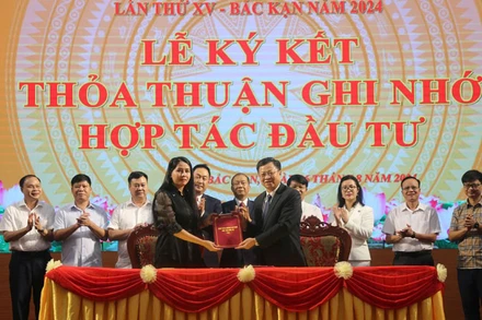 Lễ ký kết thỏa thuận ghi nhớ hợp tác đầu tư giữa nhà đầu tư với tỉnh Bắc Kạn. (Ảnh: TUẤN SƠN).