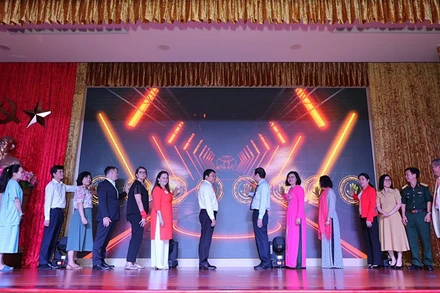 Các đại biểu nhấn nút chính thức ra mắt Mô hình.