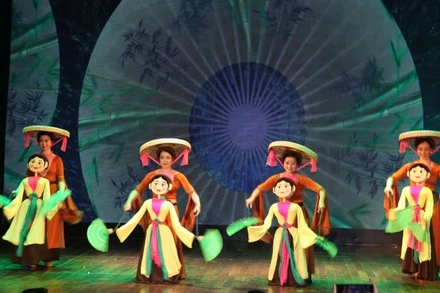 Tiết mục nghệ thuật biểu diễn tại buổi gặp mặt báo chí. 