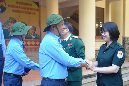 Ban Chỉ đạo 515 của tỉnh và lãnh đạo các địa phương, đơn vị đã tặng quà động viên và tiễn đoàn công tác lên đường làm nhiệm vụ.