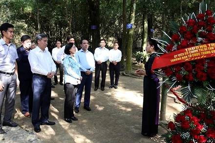 Đồng chí Trương Thị Mai, Ủy viên Bộ Chính trị, Bí thư Trung ương Đảng, Trưởng Ban Tổ chức Trung ương cùng đoàn công tác và lãnh đạo tỉnh Tuyên Quang dâng hương tại Lán Nà Nưa.