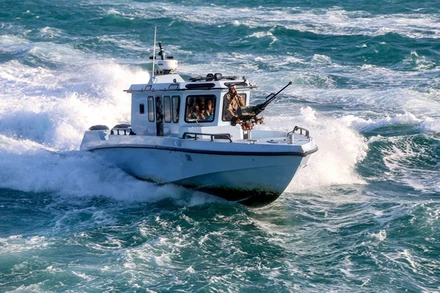 Các thành viên Lực lượng Bảo vệ Bờ biển Yemen tuần tra trên Biển Đỏ, ngoài khơi thị trấn Mokha thuộc tỉnh Taiz, ngày 12/12/2023. (Ảnh: AFP/TTXVN)