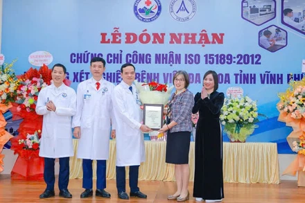 Ban Giám đốc bệnh viện nhận Quyết định công nhận phòng xét nghiệm phù hợp tiêu chuẩn ISO 15189: 2012.