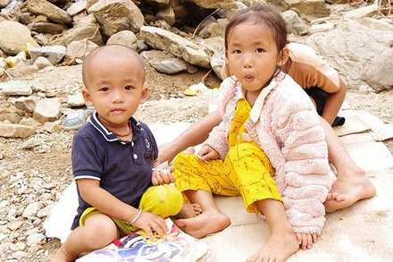 Các em học sinh mầm non Trường Tà Cạ, điểm bản Bình Sơn 1 chưa thể đến trường.