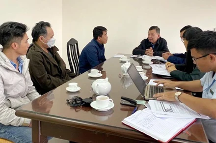 Thanh tra Sở Thông tin và Truyền thông tỉnh Lâm Đồng làm việc với các trường hợp vi phạm.