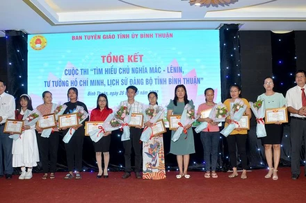 Ban Tổ chức trao tặng Giấy chứng nhận và hoa cho các thí sinh đạt giải Nhất.