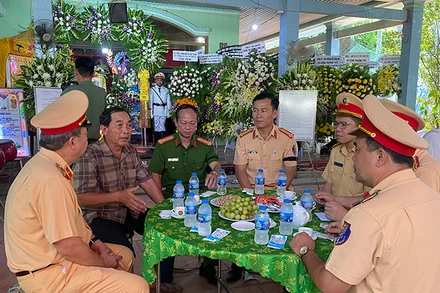 Đoàn công tác Cục Cảnh sát giao thông đến viếng, thăm hỏi gia đình cán bộ công an hy sinh trong khi làm nhiệm vụ.