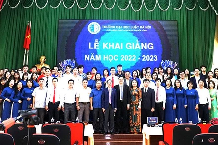 Lãnh đạo Trường đại học Luật Hà Nội và Phân hiệu Trường đại học Luật Hà Nội tại tỉnh Đắk Lắk cùng các đại biểu, giảng viên, sinh viên của Phân hiệu tại lễ khai giảng.