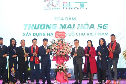 Đồng chí Lê Quốc Minh thay mặt Hội Nhà báo Việt Nam tặng hoa chúc mừng Câu lạc bộ Nhà báo công nghệ thông tin Việt Nam.