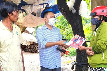 Trước tình hình bệnh nhân mắc sốt xuất huyết gia tăng nhanh chóng, các địa phương ở Đắk Lắk đẩy mạnh công tác tuyên truyền, vận động người dân nâng cao nhận thức phòng, chống dịch.