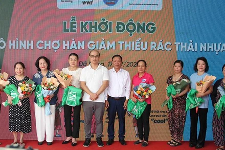 Trao tặng túi đi chợ cho các tiểu thương đăng ký tham gia mô hình.