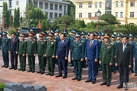 Chủ tịch Quốc hội Vương Đình Huệ và các đại biểu tưởng niệm Chủ tịch Hồ Chí Minh và các liệt sĩ Quân chủng Phòng không - Không quân. (Ảnh: Duy Linh)