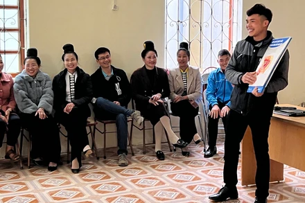 Lò Văn Ánh chia sẻ những kiến thức về chủ đề giáo dục giới tính cho đồng bào xã Chiềng Đen.