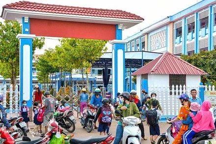 Trường tiểu học Tân Lợi xã hội hóa hơn 282 triệu đồng vừa hoàn trả lại toàn bộ tiền cho cha mẹ học sinh.