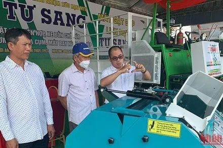 Khách tham quan máy móc phục vụ cơ giới hóa trong sản xuất lúa. (Ảnh: THANH TÂM)