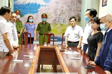 Các bị can nguyên là cán bộ, lãnh đạo, nhân viên ngành y tế tỉnh Đắk Lắk liên quan đến các sai phạm đấu thầu thuốc xảy ra trong giai đoạn 2014-2015 thời điểm bị khởi tố, bắt giam.