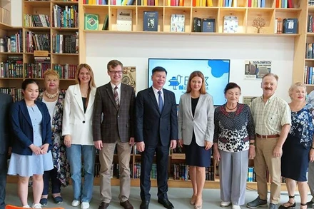 Các đại biểu chụp ảnh lưu niệm tại chương trình.