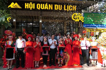 Lãnh đạo tỉnh Hà Giang cắt băng khai trương Hội quán Du lịch Hà Giang.