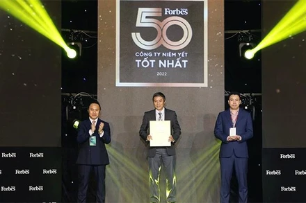 Đại diện PVFCCo nhận chứng nhận “Top 50 công ty niêm yết tốt nhất” năm 2022.