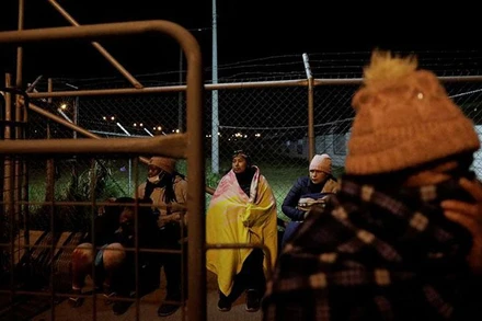 Người thân của các tù nhân chờ đợi tin tức từ bên ngoài nhà tù Latacunga, Ecuador. (Ảnh: Reuters)