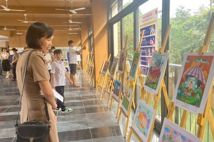 Không gian triển lãm trưng bày các tác phẩm ấn tượng.