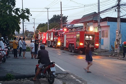 Xe chữa cháy và lực lượng Cảnh sát Phòng cháy chữa cháy và Cứu nạn cứu hộ Công an tỉnh Bình Dương nhanh chóng có mặt tại hiện trường.