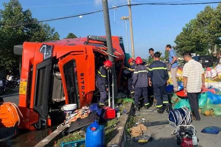 Hiện trường lực lượng chức năng giải cứu nạn nhân.
