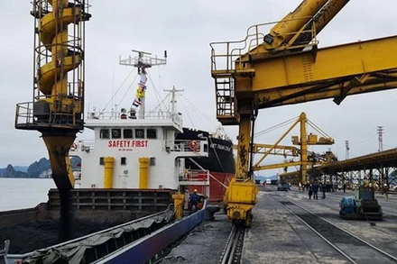 Tàu vào nhận than tại Cảng Cửa Ông - Cẩm Phả.