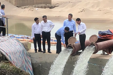 Bộ Nông nghiệp và Phát triển nông thôn kiểm tra công tác lấy nước đợt hai trên địa bàn Hà Nội.