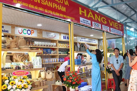 Điểm giới thiệu và bán sản phẩm hàng Việt, OCOP tại chợ Hàn.