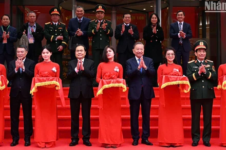 Tổng Bí thư Tô Lâm, Chủ tịch Quốc hội Trần Thanh Mẫn cùng các đồng chí lãnh đạo Đảng, Nhà nước thực hiện nghi thức khánh thành Viện Bảo vệ, chăm sóc sức khỏe cán bộ Trung ương.