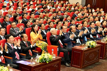 Tổng Bí thư Nguyễn Phú Trọng và Thường trực Ban Bí thư, Phó Chủ tịch nước Lào Bounthong Chitmany cùng các đồng chí lãnh đạo, nguyên lãnh đạo Đảng, Nhà nước tham dự buổi lễ. (Ảnh: ĐĂNG KHOA)