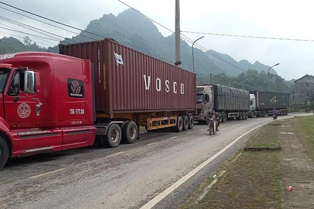 Xe container đỗ dưới lòng đường trong khu vực cửa khẩu Sóc Giang, huyện Hà Quảng, tỉnh Cao Bằng. 