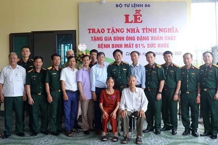 Gia đình ông Đặng Xuân Chất, xã Cộng Hòa, huyện Nam Sách trong ngày vui khánh thành ngôi nhà tình nghĩa.