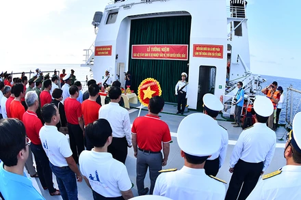 [Ảnh] Xúc động lễ tưởng niệm 64 liệt sĩ hy sinh vì sự nghiệp bảo vệ chủ quyền biển đảo