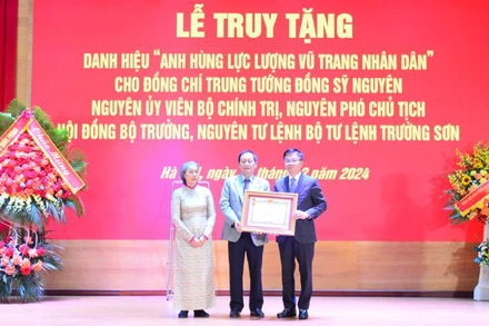Thừa ủy quyền của Chủ tịch nước, Phó Thủ tướng Lê Thành Long trao danh hiệu “Anh hùng Lực lượng vũ trang nhân dân” tặng Trung tướng Đồng Sỹ Nguyên cho thân nhân gia đình đồng chí. 