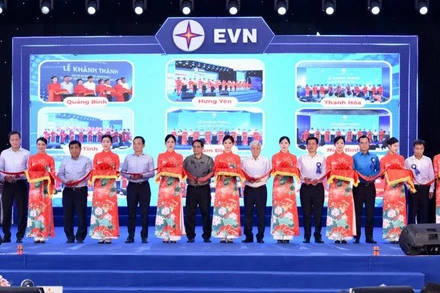 Thủ tướng Phạm Minh Chính và các đồng chí lãnh đạo thực hiện nghi thức cắt băng khánh thành các Dự án Đường dây 500kV mạch 3.