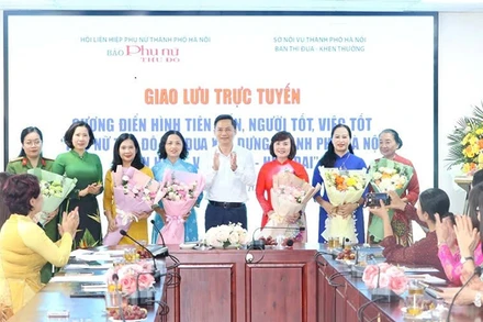Lãnh đạo thành phố Hà Nội và Chủ tịch Hội Liên hiệp Phụ nữ Hà Nội tặng hoa các gương phụ nữ tiêu biểu của Thủ đô. (Ảnh: NGỌC THỰC)