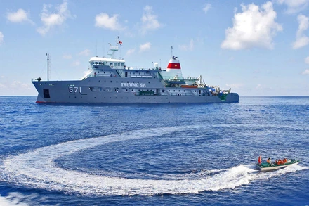 Tàu khách Trường Sa 571 làm nhiệm vụ đi thăm Trường Sa. (Ảnh: PTB)