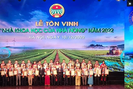 Các đồng chí Đỗ Văn Chiến, Lương Quốc Đoàn (lần lượt thứ 8 và 11 từ phải sang) trao danh hiệu “Nhà khoa học của nhà nông” năm 2022 tặng các cá nhân tiêu biểu, xuất sắc.