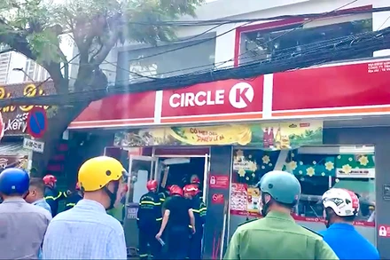 Lực lượng cứu hộ, cứu nạn tiếp cận hiện trường nơi xảy ra vụ việc.