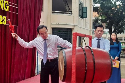 Đồng chí Nguyễn Văn Nên, Ủy viên Bộ Chính trị, Bí thư Thành ủy Thành phố Hồ Chí Minh đánh trống khai trường năm học mới tại Trường trung học Lê Quý Đôn.