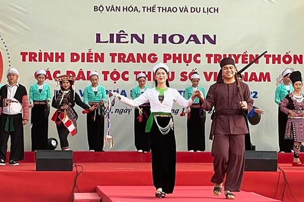 Trình diễn trang phục truyền thống trong Lễ khai mạc Liên hoan.